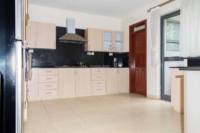 Unfurnished 3 bedrooms all ensuite kilimani rent