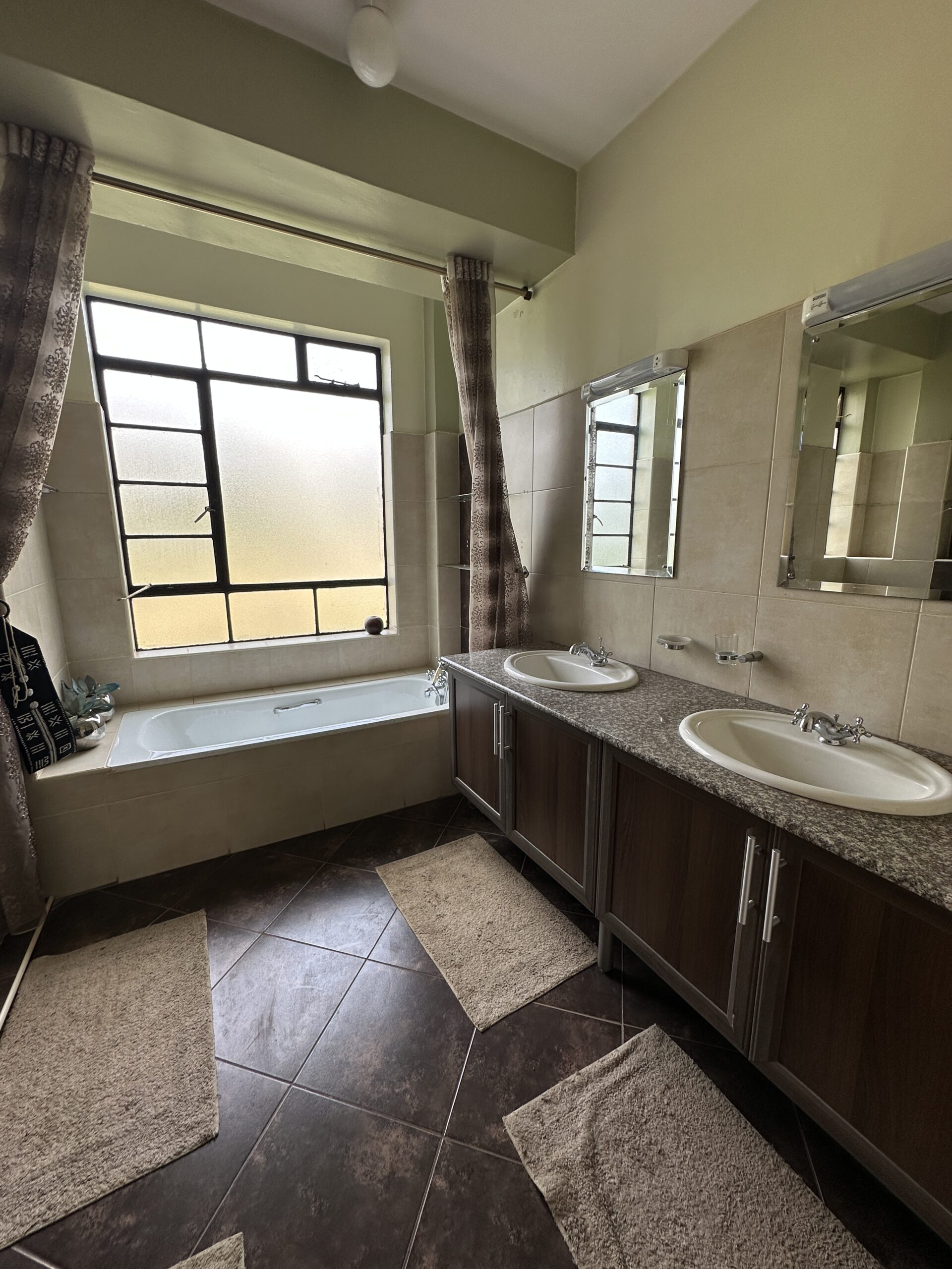 Luxurious 3 Bedroom +DSQ Apartment For rent