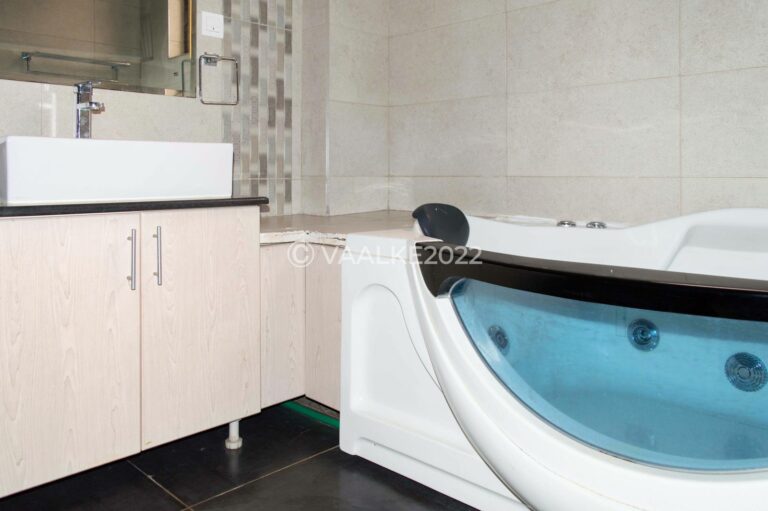 3 bedroom apartments with pool