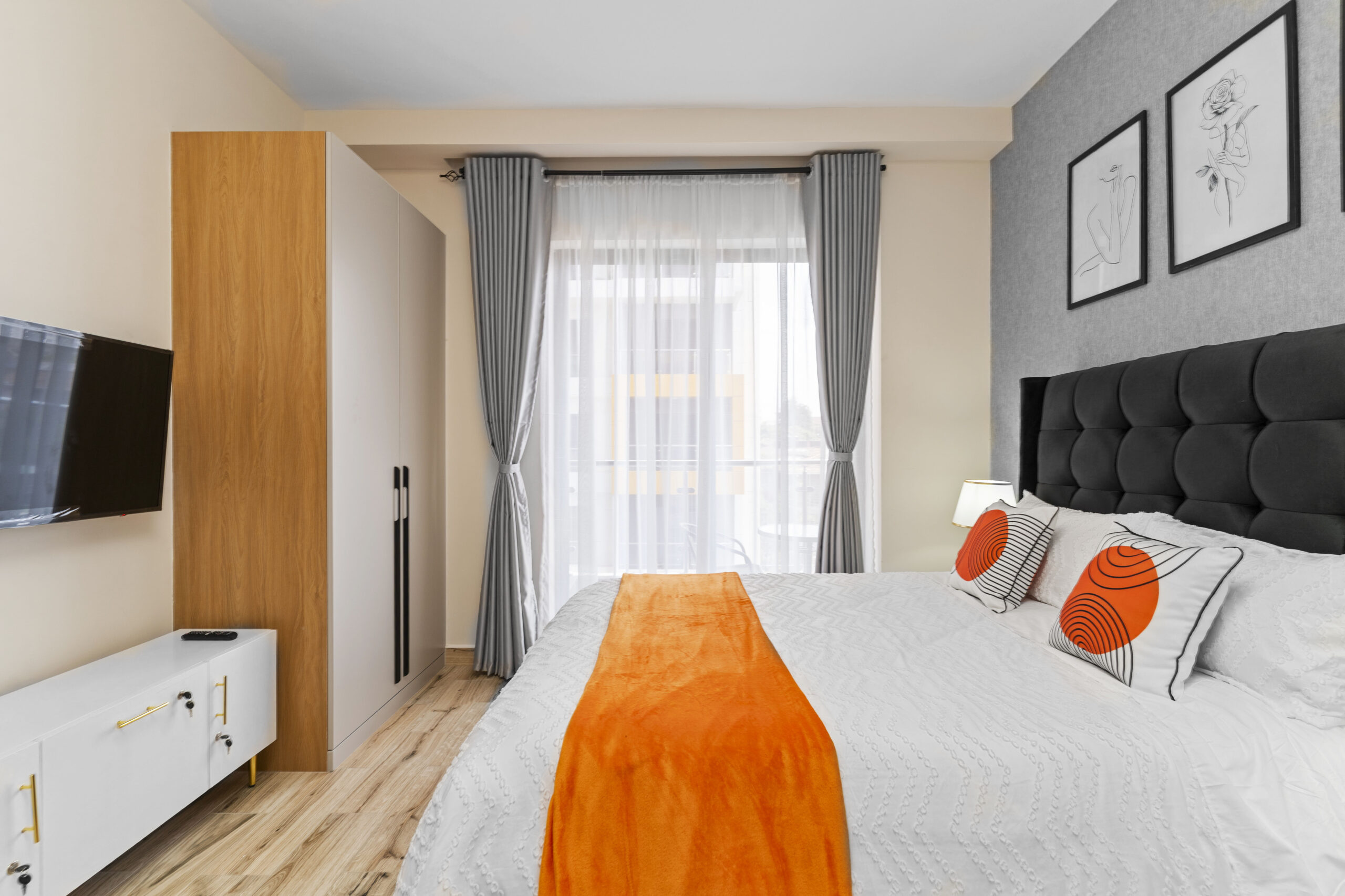 Wide sliding windows for ample aeration and Lighting