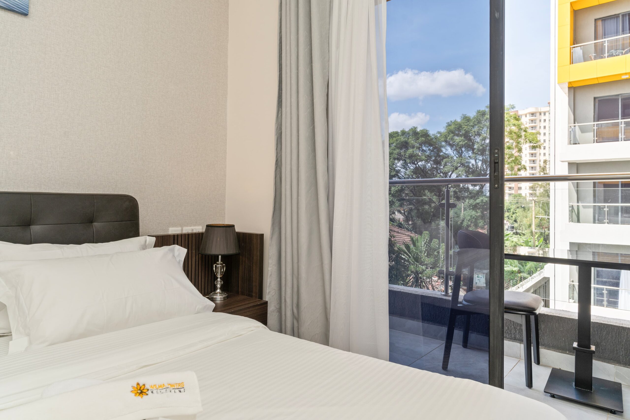 Wide sliding windows for ample aeration and Lighting